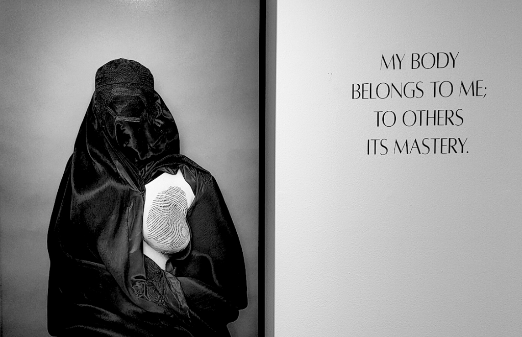 ¿Cautividad (in)visible? Exposición de la artista afgana Rada Akbar